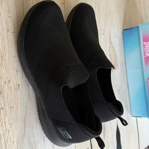 Skechers Memory Foam Black Slip-On Sneakers Shoes -EUC LIKE NEW - 9.5 WIDE Fit